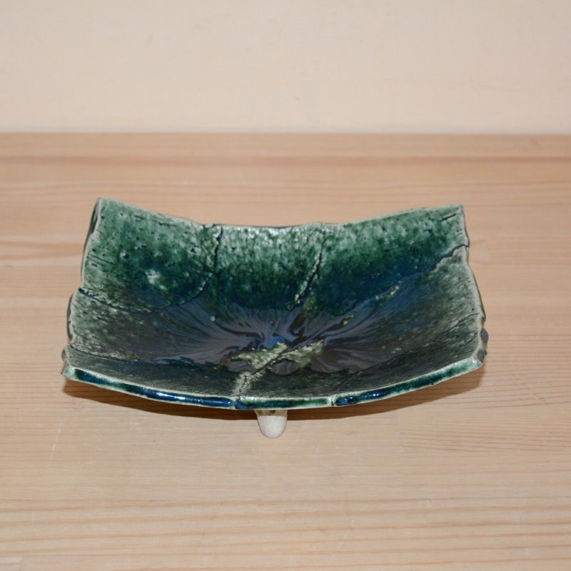 笠間焼人気作家・尾崎高行さんの織部ツギハギ郭皿です。織部釉の深い緑色が魅力的です。