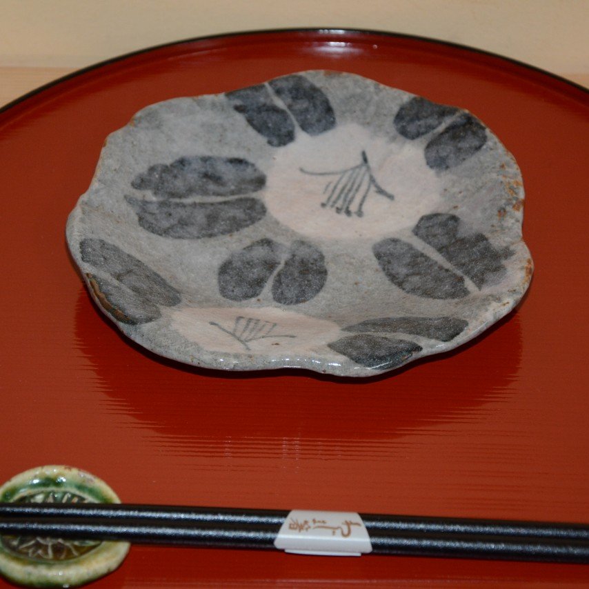 美濃焼人気作家・佐藤和次さんの織部渦文鉢です。盛り鉢菓子鉢としてお使いいただけます。