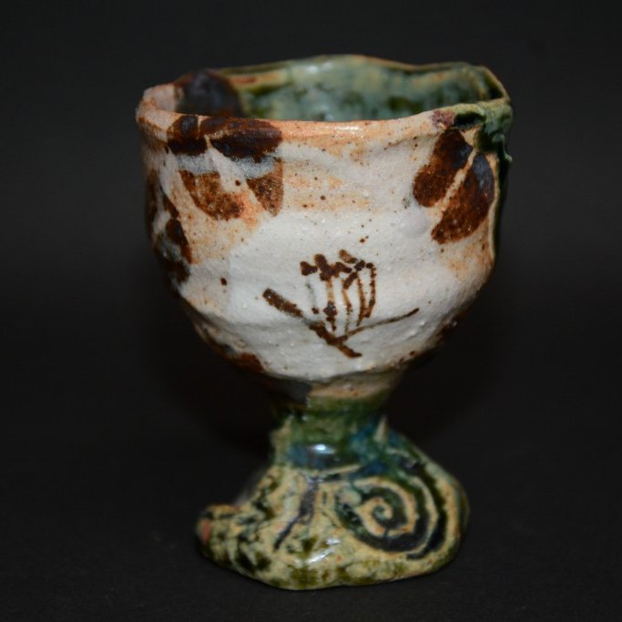 美濃焼人気作家・佐藤和次さんの織部ゴブレットです。椿が描かれています、冷酒や梅酒など様々なシュチエーションで！