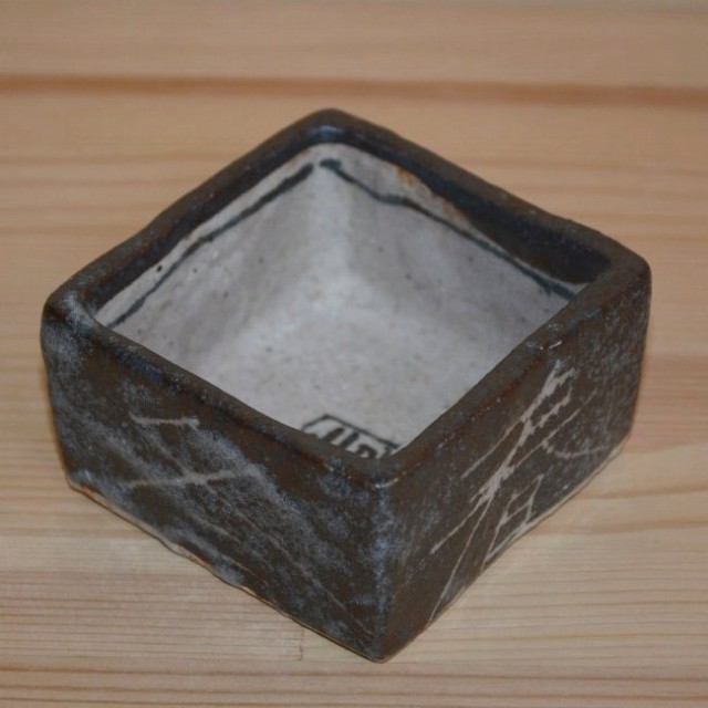 美濃焼人気作家・佐藤和次さんの鼠志野枡形小鉢です。春夏秋冬の文字が書かれています。